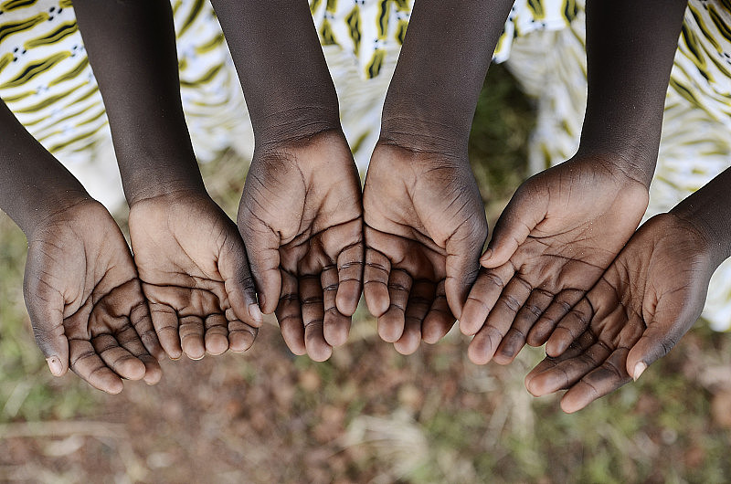 非洲黑人儿童双手捧起乞求帮助健康和平教育