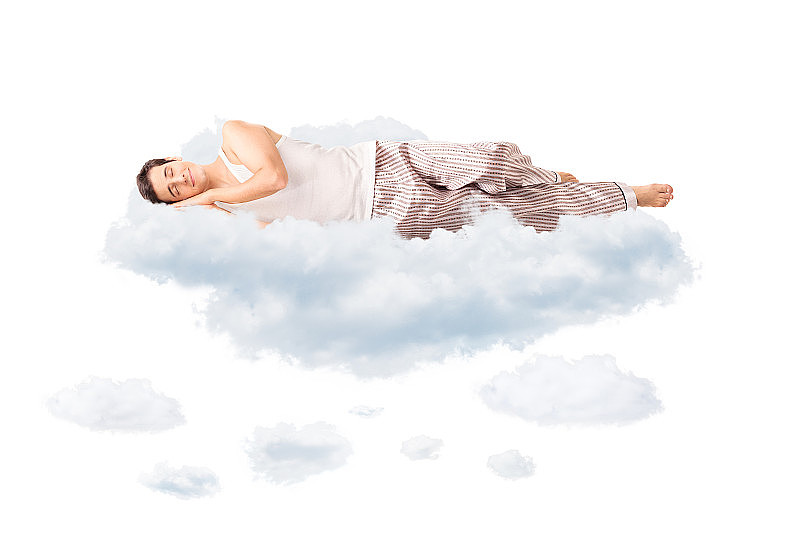 快乐的年轻人睡在云上