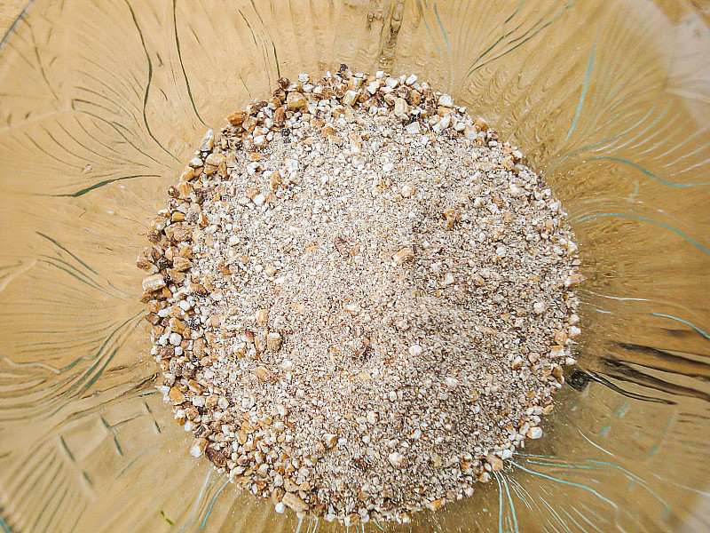 米糠在小杯，在木制背景