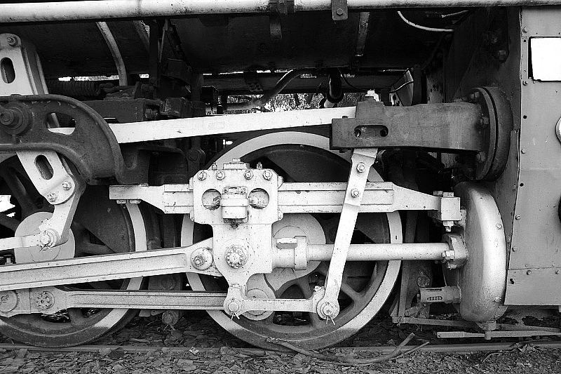 黑白相间的老式火车车轮