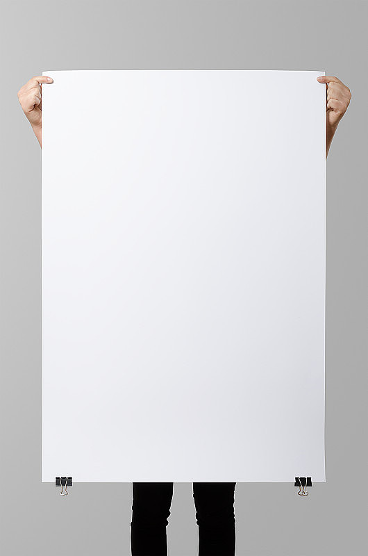 女人拿着一张空白海报，70x100的方形，模拟的。