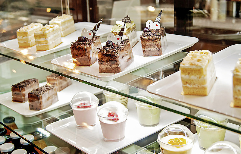 蛋糕陈列于糖果店或咖啡厅橱窗