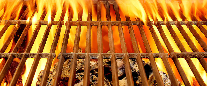 热烧烤架和燃烧木炭与明亮的火焰