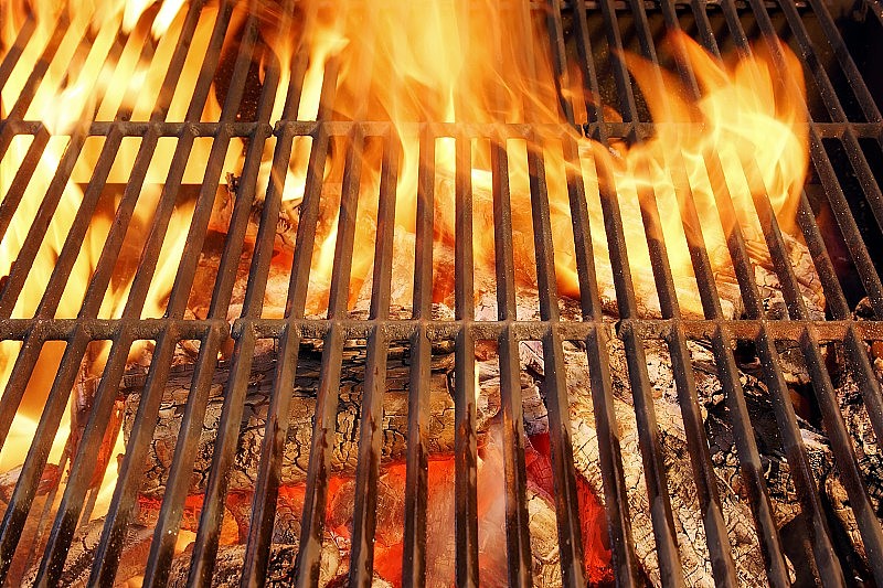 热烧烤架和燃烧木炭与明亮的火焰