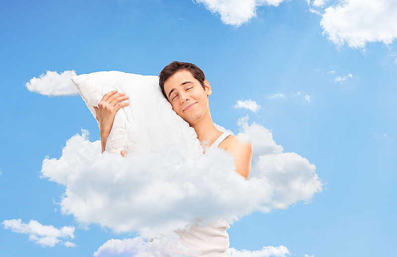 快乐的人在天空的云朵里睡觉