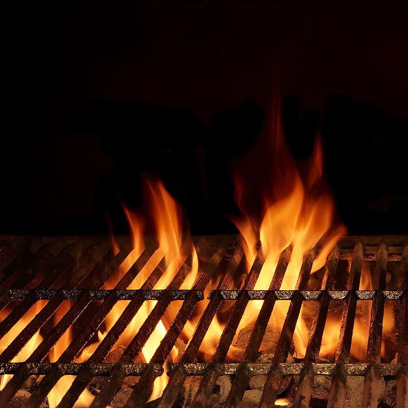 空热木炭烧烤架与明亮的火焰隔离