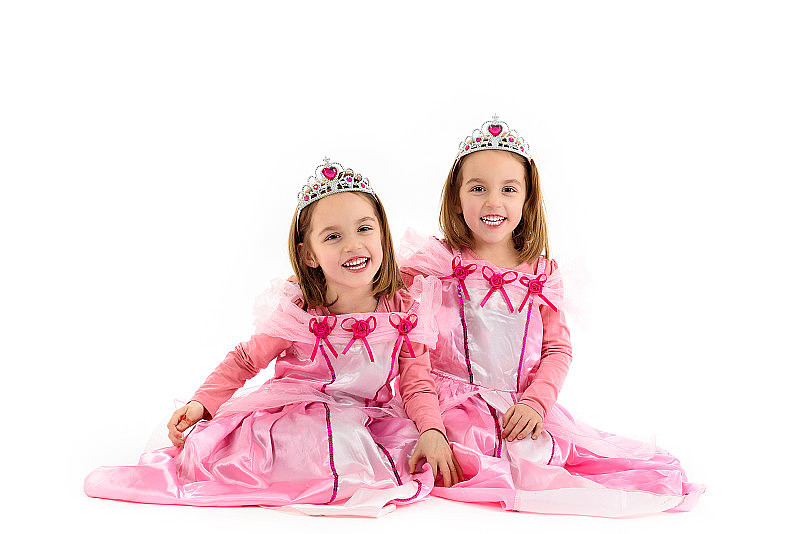 双胞胎小女孩打扮成粉红色的公主