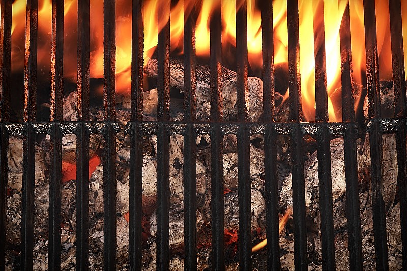 顶视图的空烧烤架与发光的木炭