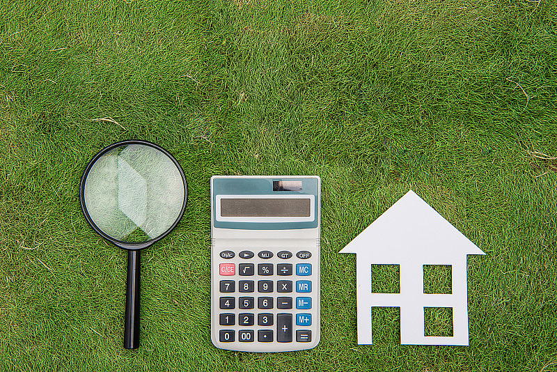购买绿色建筑房屋抵押计算，计算器与放大镜