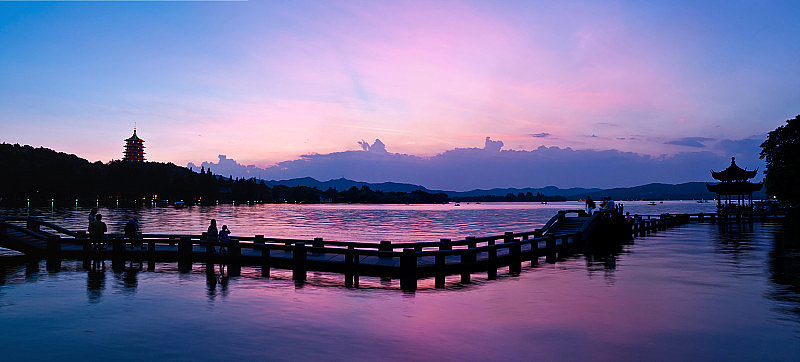 黄昏时杭州西湖上美丽的云