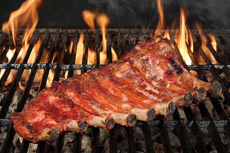 火烧烤上的猪肋肉或排骨