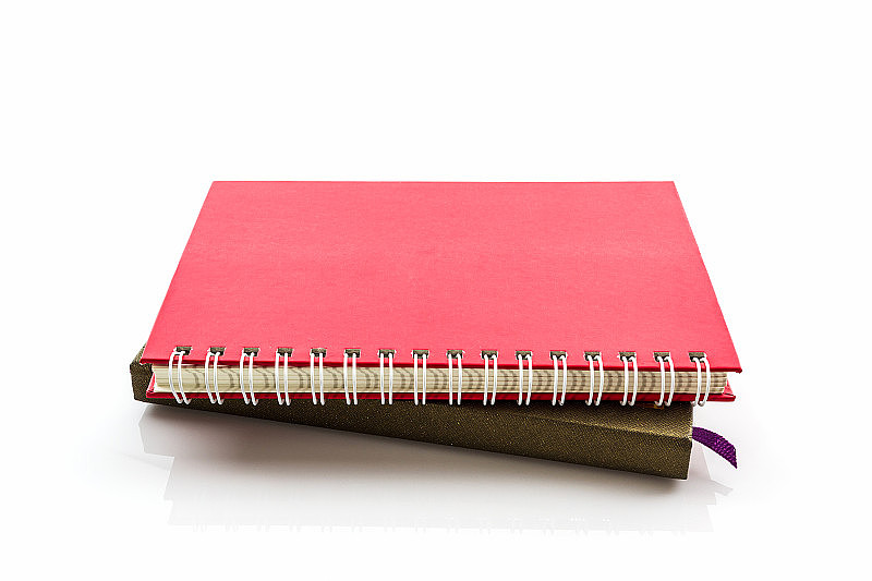 红色和棕色的日记本。