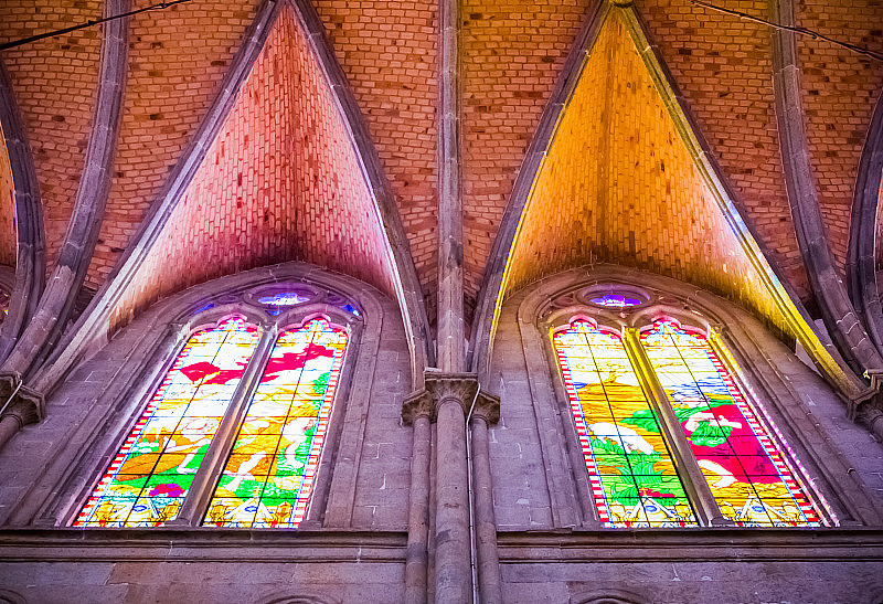 教堂窗户的内部视图