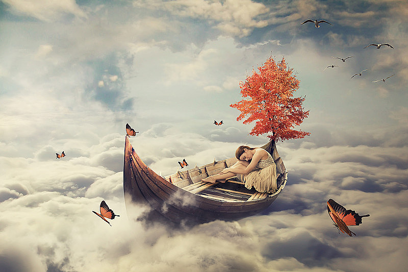 孤独的年轻女子在云上的小船上漂流。梦幻的屏幕保护程序
