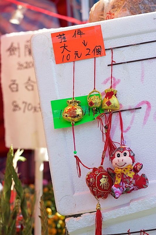 香港，农历新年:出售猴子饰品
