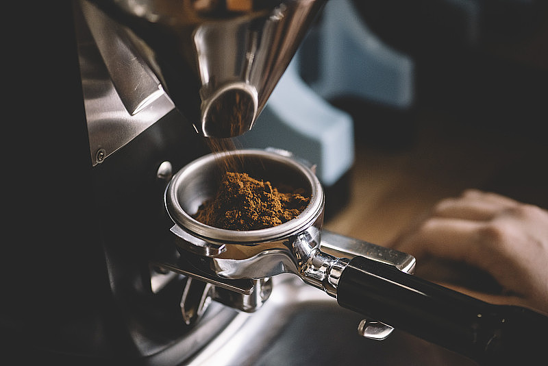咖啡豆由咖啡研磨机过滤