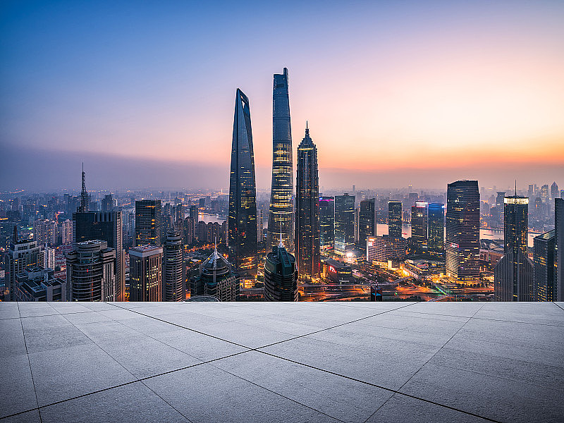 从空楼层俯瞰上海的城市景观和天际线