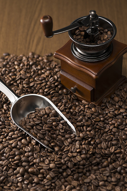 带咖啡豆的古董咖啡研磨机