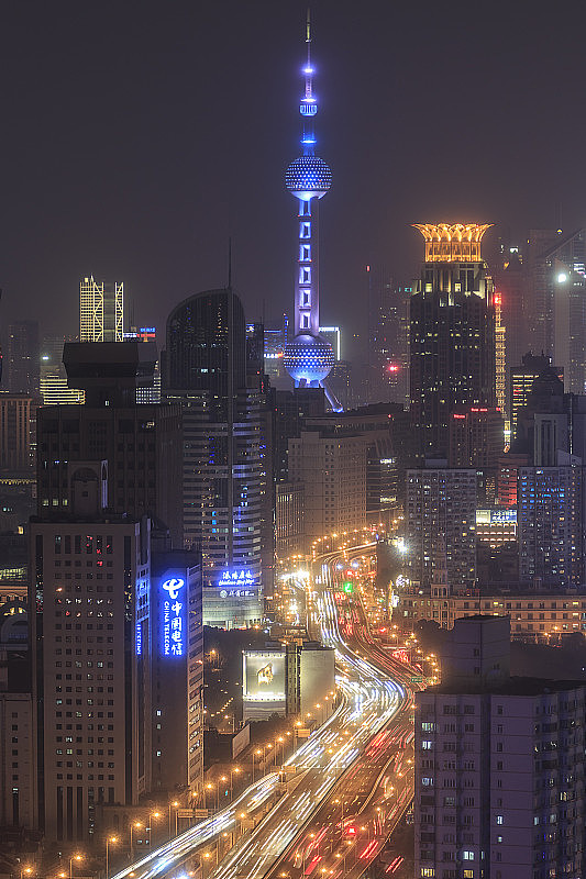 以东方明珠塔为背景的上海夜景