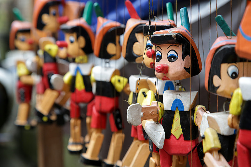 市场上的传统木制木偶玩具