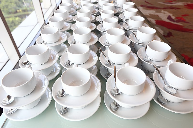 一组空咖啡杯。在早餐或自助餐和研讨会活动中，有许多排白色茶杯供茶或咖啡饮用。白色杯子在餐饮和鸡尾酒。