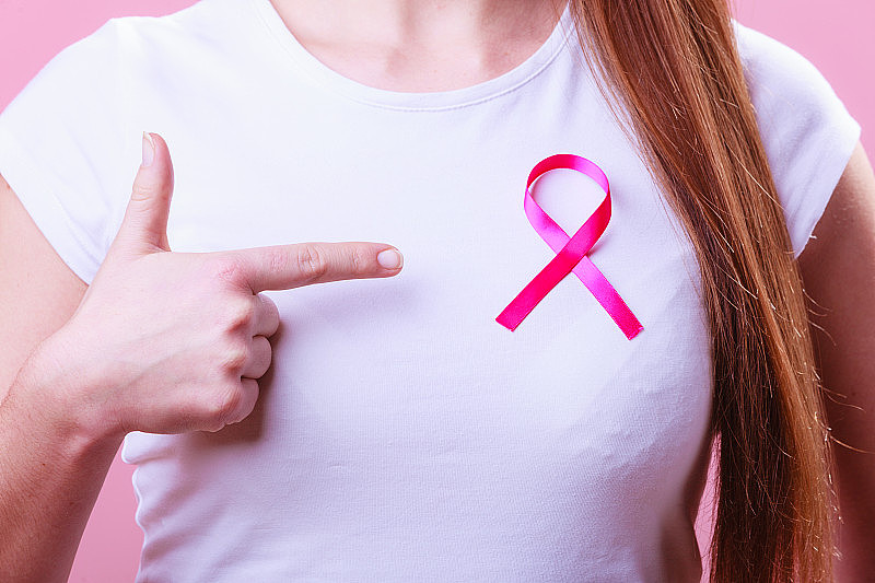 女性胸部粉红丝带支持乳腺癌事业