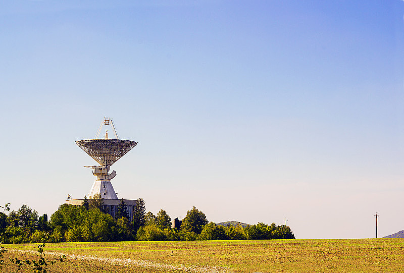 大型卫星碟形雷达天线站在野外对抗蓝天。空间通信中心