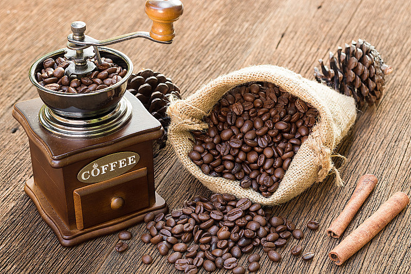古老的咖啡研磨机和烘培咖啡豆。