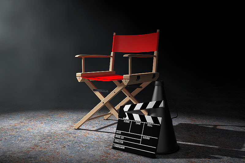 电影产业的概念。红色导演椅子，电影拍板和扩音器在体积光。三维渲染