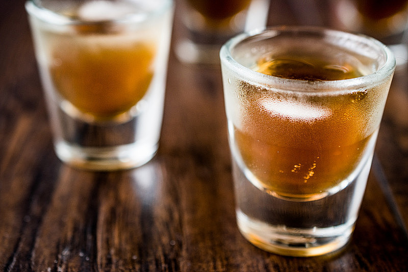 深色木质表面加冰的威士忌烈酒。