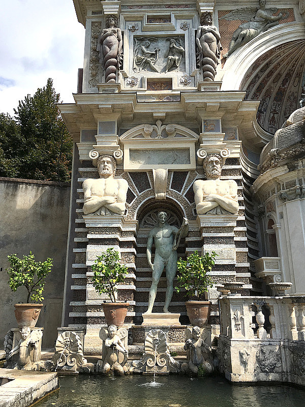 阿波罗雕像两侧与亚特兰蒂斯在正面的水城堡。管风琴喷泉的细节(丰塔纳dellâOrgano)在Villa dEste在蒂沃利附近，意大利罗马。