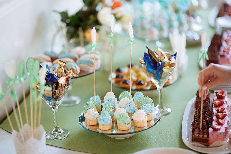 婚礼的糖果。美味的甜自助餐配纸杯蛋糕。有纸杯蛋糕和其他甜点的甜蜜假日自助餐。
