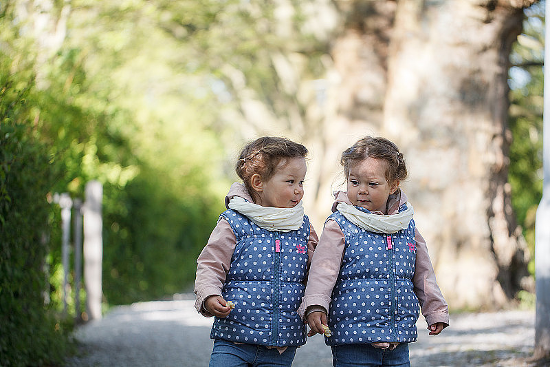 公园里的双胞胎女孩
