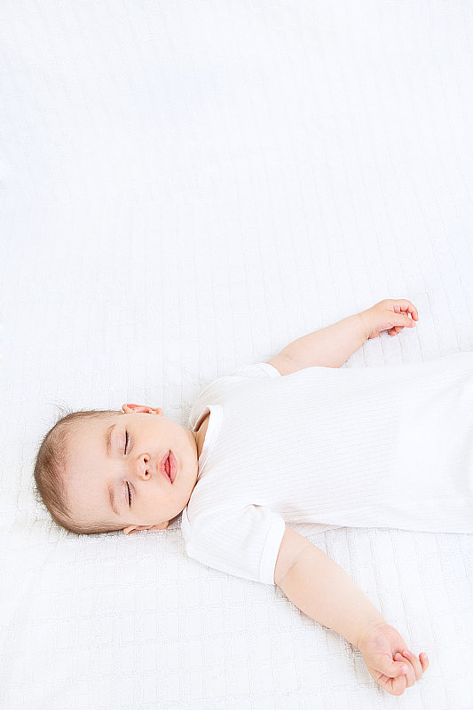 一个美丽的熟睡婴儿的特写肖像在白色的背景