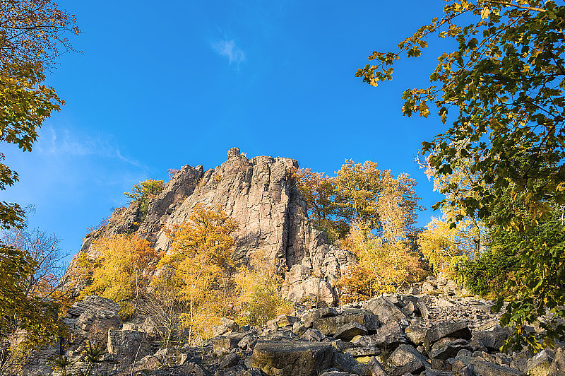 巴登-巴登附近的黑森林中的巴特费尔森岩石