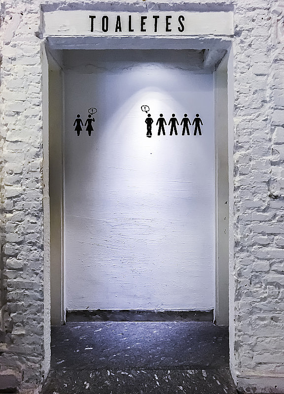 性别标志显示一名男子在男厕门口排长队小便