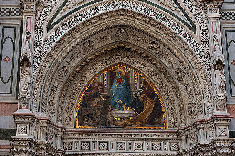 这是意大利托斯卡纳佛罗伦萨的主教堂——“花之圣玛丽大教堂”的外部细节。大教堂是意大利最大的教堂之一，被联合国教科文组织列为世界遗产