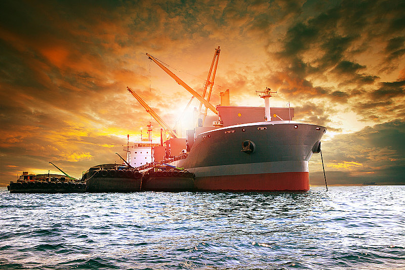 大型集装箱船舶装载行业产品为物流业务