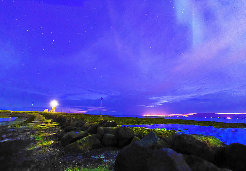 冰岛闪亮的石窟灯塔