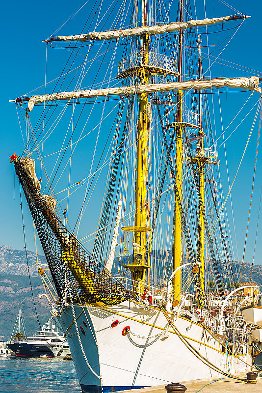 黑山蒂瓦特码头上的一艘帆船。