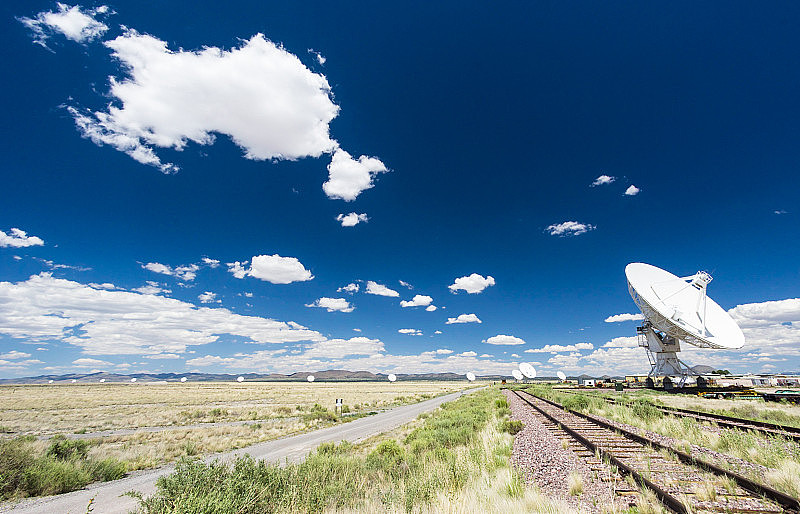 新墨西哥铁路和无线电望远镜卫星碟形天线的水平视图