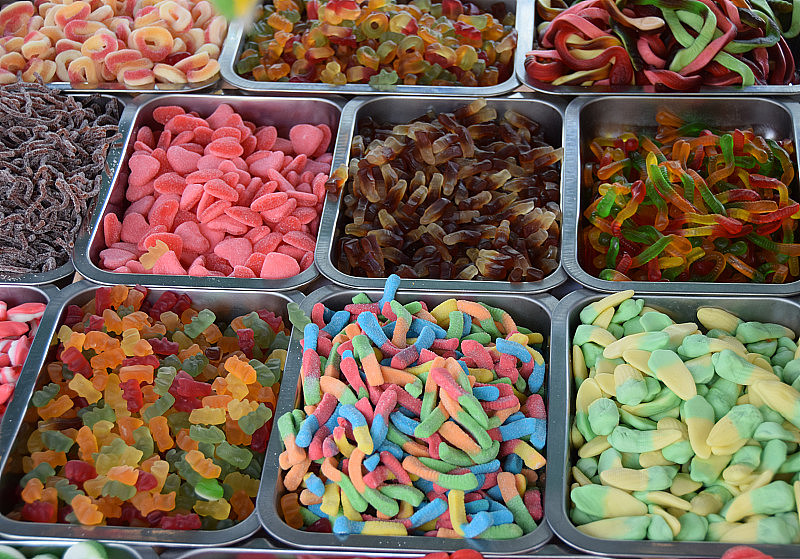 糖果店的柜台上有各种颜色和形状的糖果