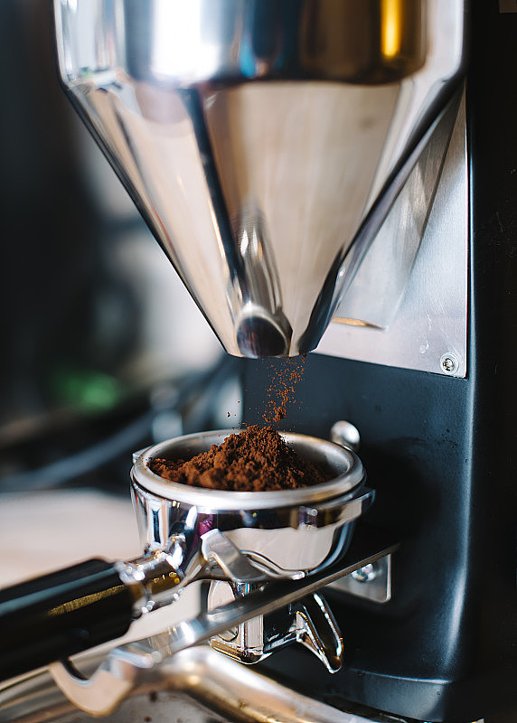 咖啡研磨机研磨刚烤好的咖啡豆