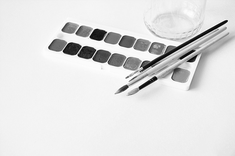 画笔和一套颜料黑色和白色