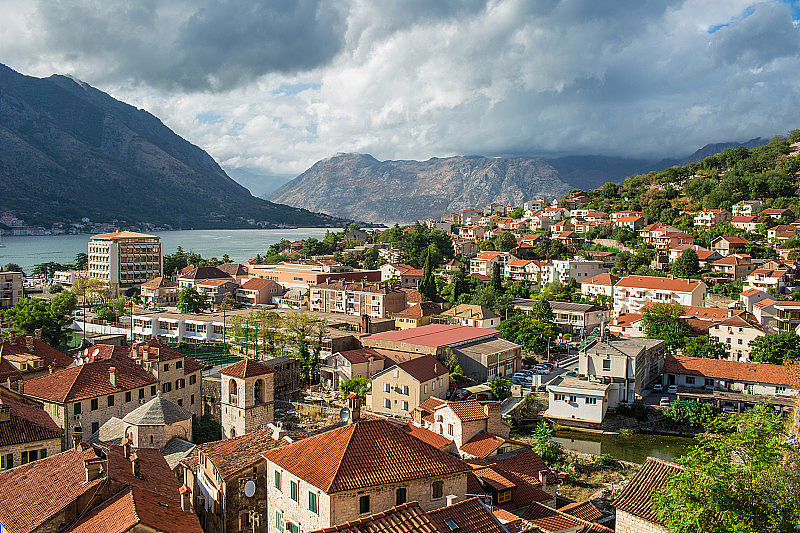 Kotor海湾的风景，一个黑山的中世纪城镇，亚得里亚海海岸和洛芬山的石灰岩悬崖，与威尼斯要塞