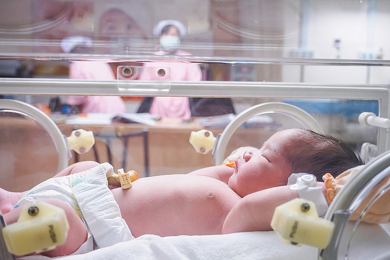 在医院产房的保温箱里，新生女婴