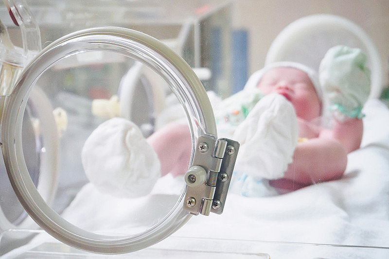 在医院产房的保温箱里的新生儿