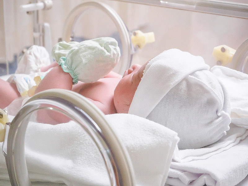 在医院产房的保温箱里，新生女婴