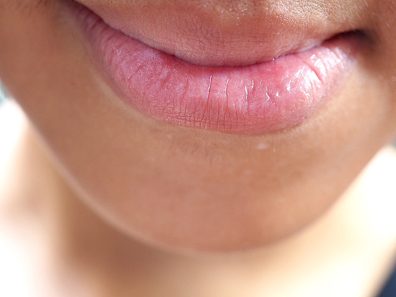 宏观亚洲人黄色皮肤大嘴巴嘴唇凹凸不平，下巴和脖子