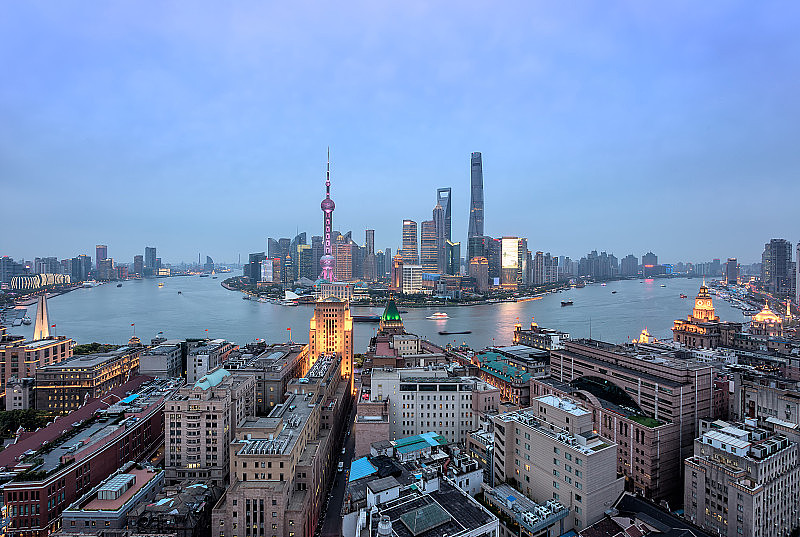 晚上的上海天际线和城市景观